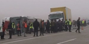 Το λεωφορείο που ανετράπη σε αυτοκινητόδρομο κοντά στη Μαλάτεια της Τουρκίας