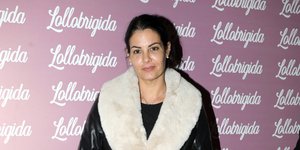 γυναίκα με μαύρο πανωφόρι 