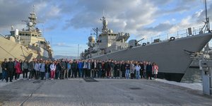 Πλους μαθητών και μαθητριών με φρεγάτα