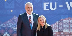 Αλβανία: Το Συνταγματικό Δικαστήριο των Τιράνων επικύρωσε τη συμφωνία με την Ιταλία για το μεταναστευτικό
