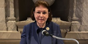 Η Υπουργός Πολιτισμού Λίνα Μενδώνη κατά την ομιλία της στο MET, στα εγκαίνια της έκθεσης των κυκλαδικών στην αίθουσα του ελληνορωμαϊκού κόσμου