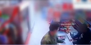 Η κάμερα ασφαλείας μίνι μάρκετ κατέγραψε τις κινήσεις του κρεοπώλη στο Μεσολόγγι