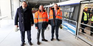 Ο Διευθύνων Σύμβουλος της Ελληνικό Μετρό Α.Ε Νικόλαος Κουρέτας,  ο Πρόεδρος και Διευθύνων Σύμβουλος της Άκτωρ, Αλέξανδρος Εξάρχου και ο  υφυπουργός Υποδομών και Μεταφορών Νίκος Ταχιάος