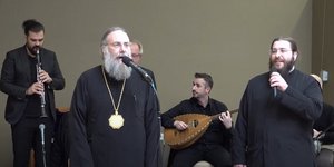 Στο πλευρό του ο Μητροπολίτης Τρίκκης είχε τον Αρχιδιάκονό του, πατέρα Χρυσόστομο