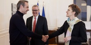 Ο πρωθυπουργός Κυριάκος Μητσοτάκης με την πρόεδρο του εποπτικού συμβουλίου της Ευρωπαϊκής Κεντρικής Τράπεζας, Claudia Buch, και τον πρόεδρο του ενιαίου συμβουλίου εξυγίανσης (SRB) Dominique Laboureix
