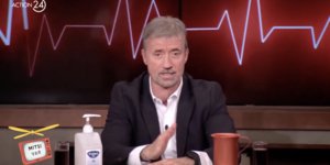 Ο Μητσικώστας κάνει τον Σπύρο Παπαδόπουλο στο γλέντι στον «Ερυθρό»