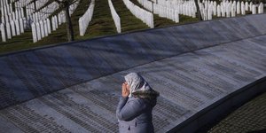 μνημειο νεκρων γυναικα μαντιλι