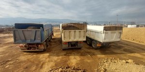 Φορτηγά με μπάζα