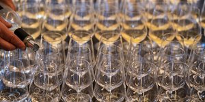 δεκαδες ποτήρια με κρασι 