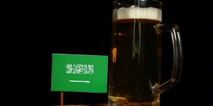 Μπύρα και σημαία Σαουδικής Αραβίας