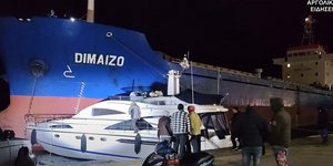 Φορτηγό πλοίο στο Ναύπλιο παρασύρθηκε από τους ανέμους και συγκρούστηκε με σκάφη