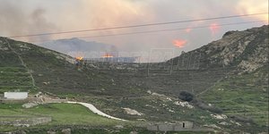 Νάξος: Μεγάλη φωτιά στον ΧΥΤΑ του νησιού, στην περιοχή Εγγαρές -Ισχυροί άνεμοι στο σημείοΝάξος: Μεγάλη φωτιά στον ΧΥΤΑ του νησιού, στην περιοχή Εγγαρές -Ισχυροί άνεμοι στο σημείο