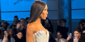 Η Ναόμι Κάμπελ άνοιξε το λαμπερό σόου της Σίλια Κριθαριώτη στο Παρίσι