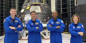 Το πλήρωμα της αποστολής Artemis 2 της NASA και η διαστημική κάψουλα που θα τους μεταφέρει γύρω από τη Σελήνη τον Σεπτέμβριο του 2025