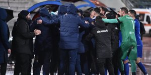Οι παίκτες της Νίκης Βόλου αφιέρωσαν το γκολ στον Κυριακίδη που «έχασε» τη σύζυγό του