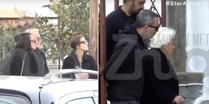 Τραγικές φιγούρες στην κηδεία του Νίκου Ρόκκου, ο αδελφός του, Στέλιος Ρόκκος, και η μητέρα τους