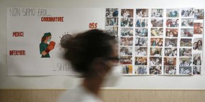 Νοσοκόμα περνά από διάδρομο νοσοκομείου στην Ιταλία