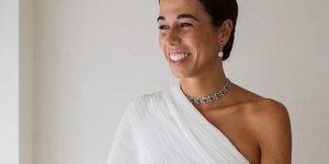 Ενα απλό, ασύμμετρο νυφικό για τη Lucía -Μια viral νύφη που παντρεύτηκε στη Γαλικία