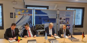 OCCAR-EA Director Joachim Sucker, ΤΗΕΟΝ-Πρόεδρος Christian Hadjiminas, HENSOLDT Head of Legal Operations Bjoern Januoschek και HENSOLDT Head of HR Thilo Fronz κατά τη διάρκεια υπογραφής της συμφωνίας