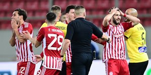 Διαμαρτυρίες των παικτών του Ολυμπιακού στον διαιτητή του ντέρμπι με την ΑΕΚ