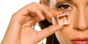 Tελικά κάνει καλό να βάζουμε πάγο στο πρόσωπό μας; Ειδικός απαντά και εξηγεί ποιοι θα πρέπει να το αποφεύγουν