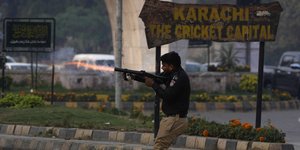 πακισταν αντρας με οπλο 