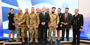 O υφυπουργός Ναυτιλίας Γιάννης Παππάς βράβευσε όσους συνέδραμαν διά θαλάσσης στην επιχείρηση εκκένωσης των ξενοδοχείων το καλοκαίρι στη φωτιά στη Ρόδο