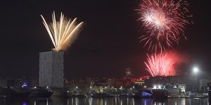 Με υπερθέαμα βεγγαλικών υποδέχτηκε το 2024 ο Πειραιάς