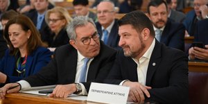 O περιφερειάρχης Αττικής, Νίκος Χαρδαλιάς, με τον νέο πρόεδρο του Περιφερειακού Συμβουλίου Αττικής, Βασίλη Καπερνάρο