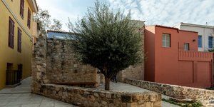 πετρινος τοιχος πορτοκαλι κιτρινο κτιριο
