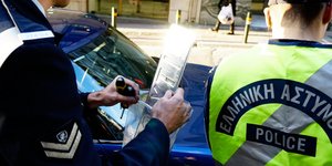 Αφαίρεση πινακίδων κυκλοφορίας από την Τροχαία