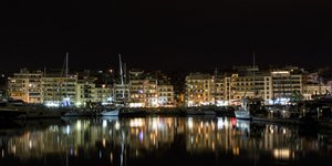Το λιμάνι του Πειραιά τη νύχτα 