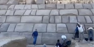 Στιγμιότυπο από τις εργασίες αναστήλωσης σε πυραμίδα της Αιγύπτου 