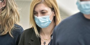 H Ρούλα Πισπιρίγκου με μάσκα έξω από τα δικαστήρια
