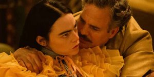 Έμμα Στόουν και Μαρκ Ράφαλο στο «Poor Things»