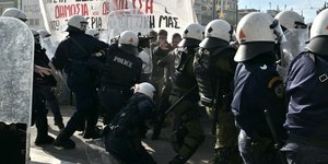 Ενταση έξω από τη Βουλή στο συλλαλητήριο κατά των ιδιωτικών πανεπιστημίων