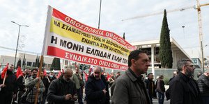 Πορεία του ΠΑΜΕ προς την ισραηλινή πρεσβεία με επικεφαλής τον Δημ. Κουτσούμπα