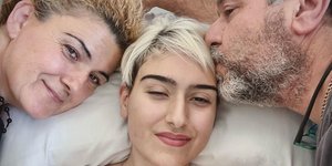 Η 21χρονη Ραφαέλα Πιτσικάλη με τους γονείς της 