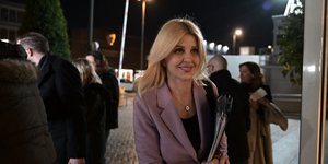 Η Έλενα Ράπτη προσέρχεται στην Πειραιώς για την ενημέρωση για τα ομόφυλα ζευγάρια