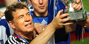 Ο Ότο Ρεχάγκελ με το τρόπαιο του EURO 2004 με την Εθνική Ελλάδος