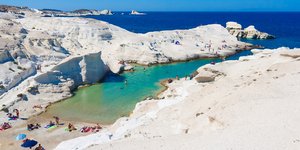 Η παραλία Σαρακήνικο στη Μήλο
