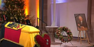 Το φέρετρο του Βόλφγκανγκ Σόιμπλε καλυμμενο με τη γερμανική σημεία στον προτεσταντικό καθεδρικό του Όφενμπουργκ