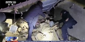 Διασώστες και πολίτες ψάχνουν στα ερείπια μετά από σεισμό στη Κίνα