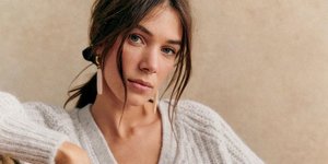 Μια ζακέτα μπορεί να είναι σέξι: Πώς να κάνετε τη «μαμαδίστικη» ντουλάπα σας πιο συναρπαστική