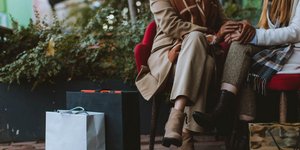 γυναίκες με σακούλες ψώνια