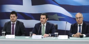 Ο Υπουργός Ανάπτυξης Κώστας Σκρέκας,  ο Γενικός Γραμματέας Εμπορίου Σωτήρης Αναγνωστόπουλος και ο Διοικητής της  ΔΙ.Μ.Ε.Α. Χαράλαμπος Μελισσινός