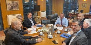 Εικόνα από την συνάντηση Γιάννη Μώραλη και Χρήστου Σταϊκούρα