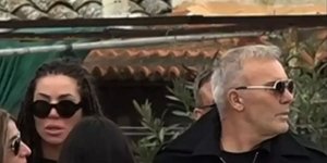 Συντετριμμένος ο Στέλιος Ρόκκος στην κηδεία του αδελφού του Νίκου