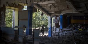 Στρατιώτης σε βομβαρδισμένο σπίτι