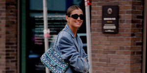 γυναίκα με τζιν μπουφάν